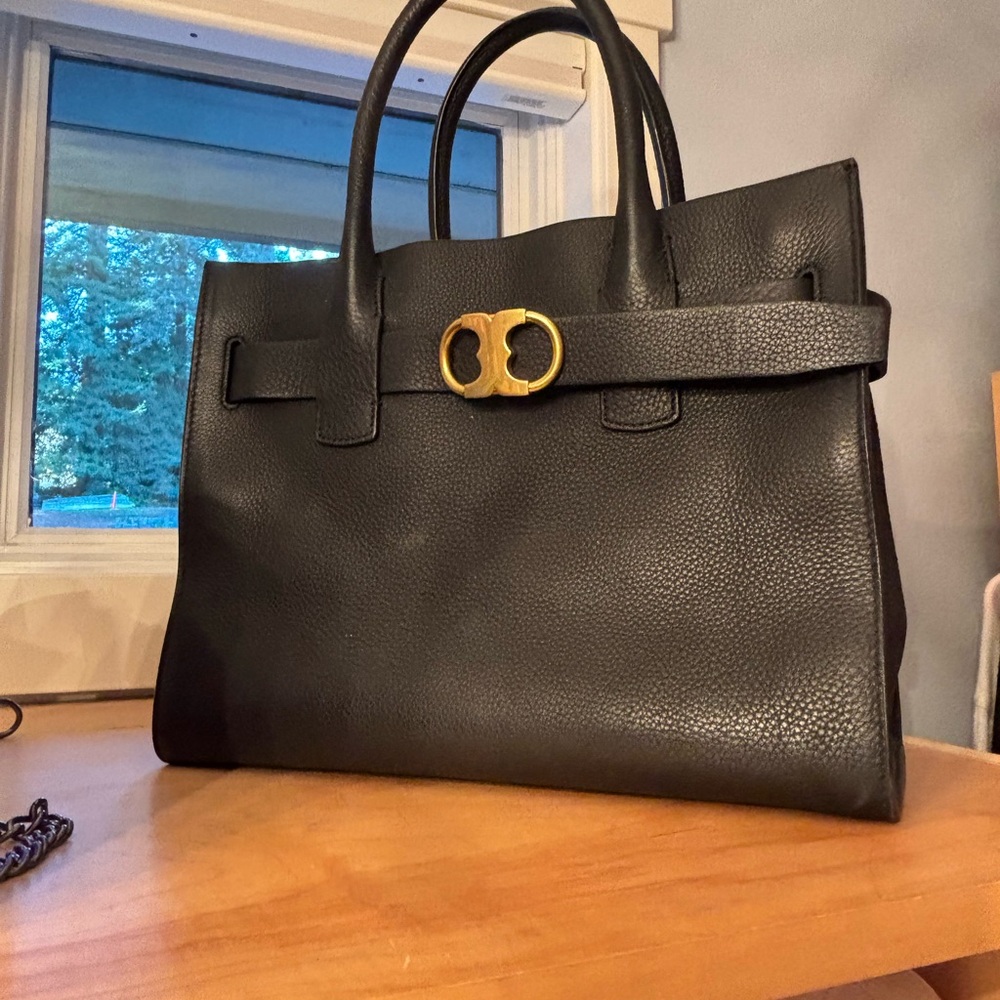 Tory Butch black purse. - Picture 11 of 11